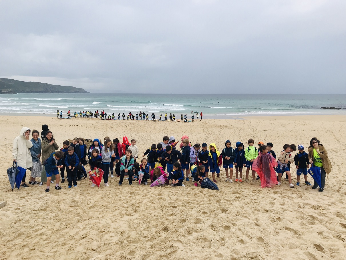 As clases de 1º e 2º EP visitan a praia de Doniños na excursión de fin de curso