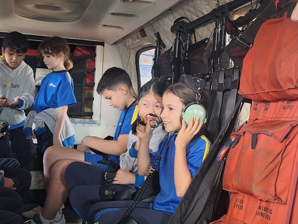 Las clases de 3º y 4º EP tienen una fantástica visita al aeropuerto de Alvedro