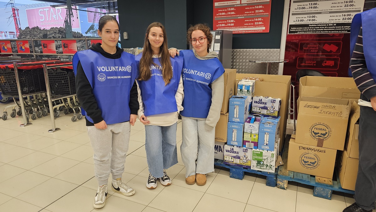 El colegio La Salle de Ferrol colabora con la campaña de recogida de alimentos que «Banco de Alimentos» está llevando a cabo en toda España