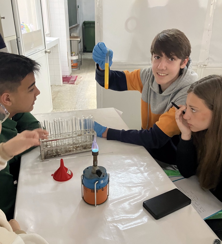 Nuestro laboratorio acoge a la clase de 3º ESO para trabajar reacciones químicas