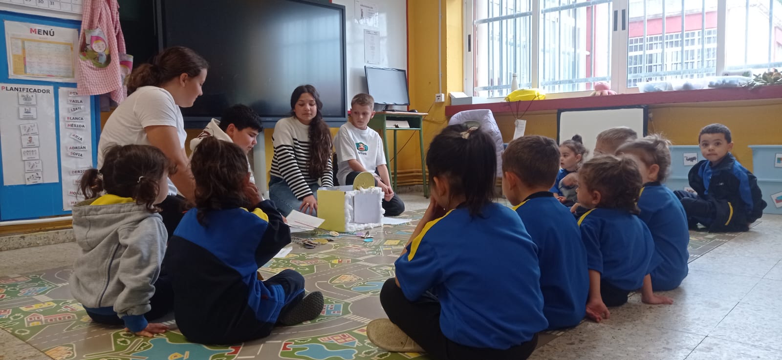 El alumnado de 1º ESO fascina a los más pequeños con un teatro de marionetas