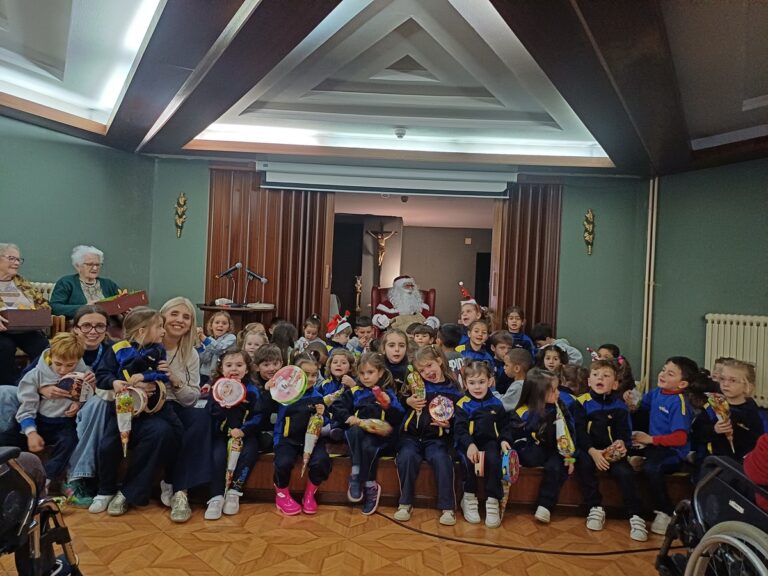 ¡Qué bien lo ha pasado educación infantil en la Residencia de Mayores de Caranza!