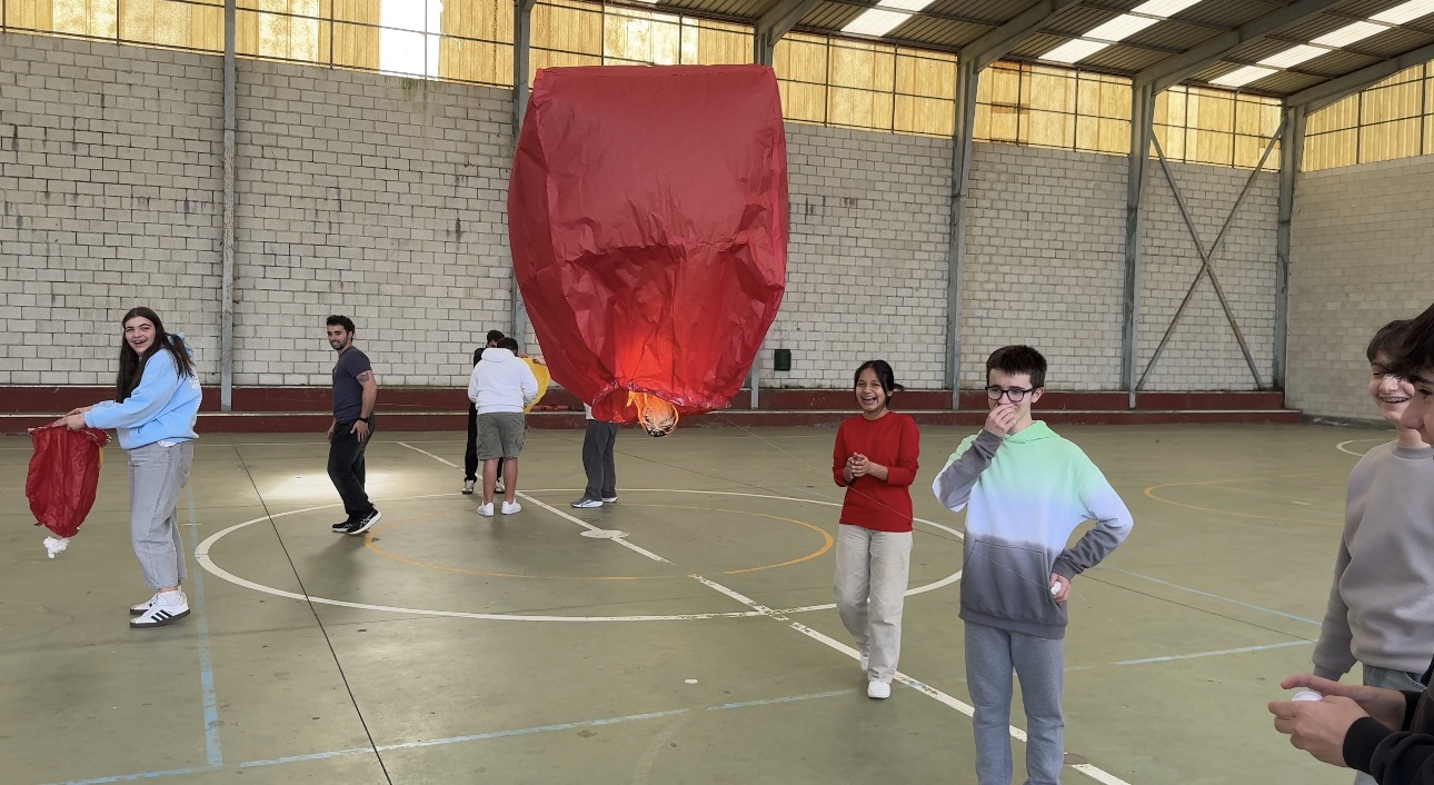 La clase de 3º de ESO explora la globalización con el lanzamiento de globos aerostáticos