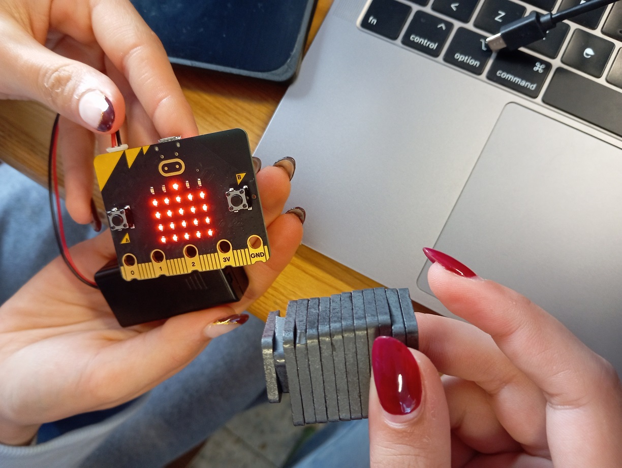 La robótica llega al aula de 2º ESO: el alumnado crea sus propios dispositivos con Micro:bit