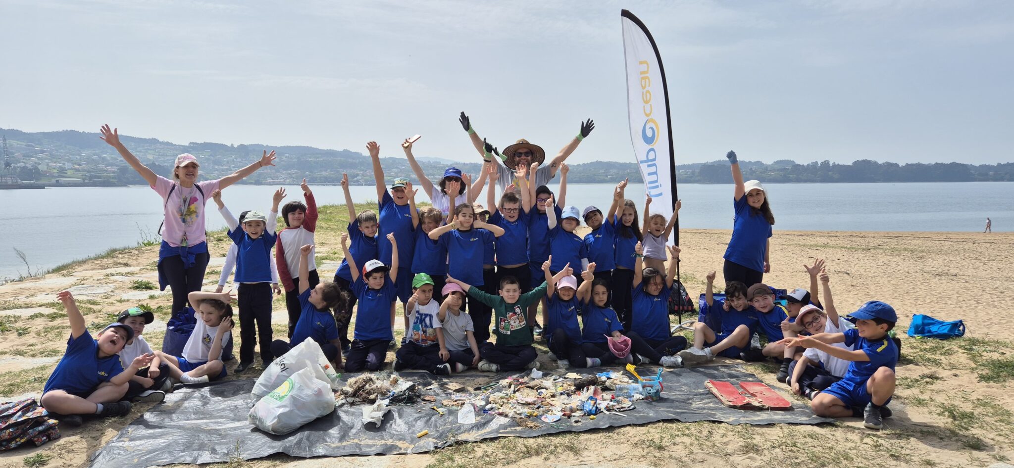 1º y 2º EP se implican en el cuidado del planeta con una recogida de basura en la playa