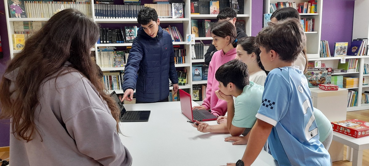 O alumnado de 3º ESO forma a estudantes de EP en alfabetización dixital