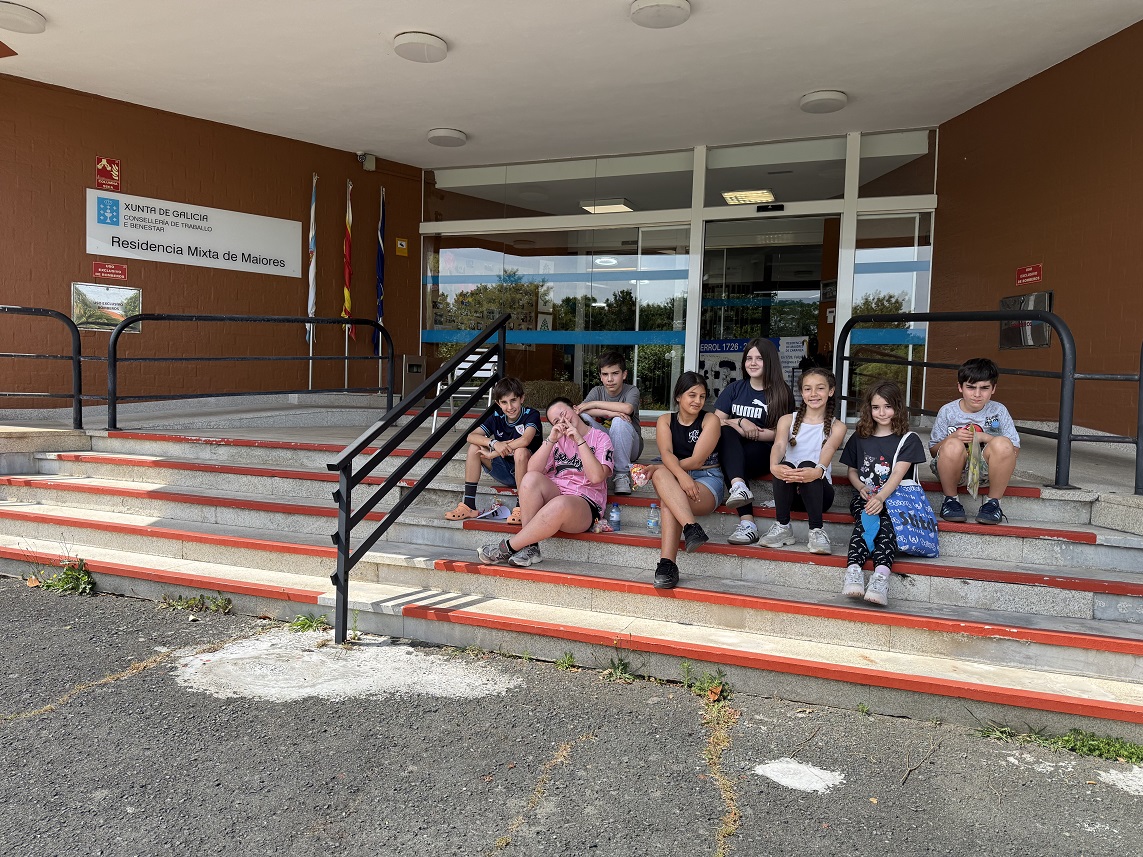 O alumnado do Club de lectura comparte poemas cos usuarios da Residencia de Maiores de Caranza