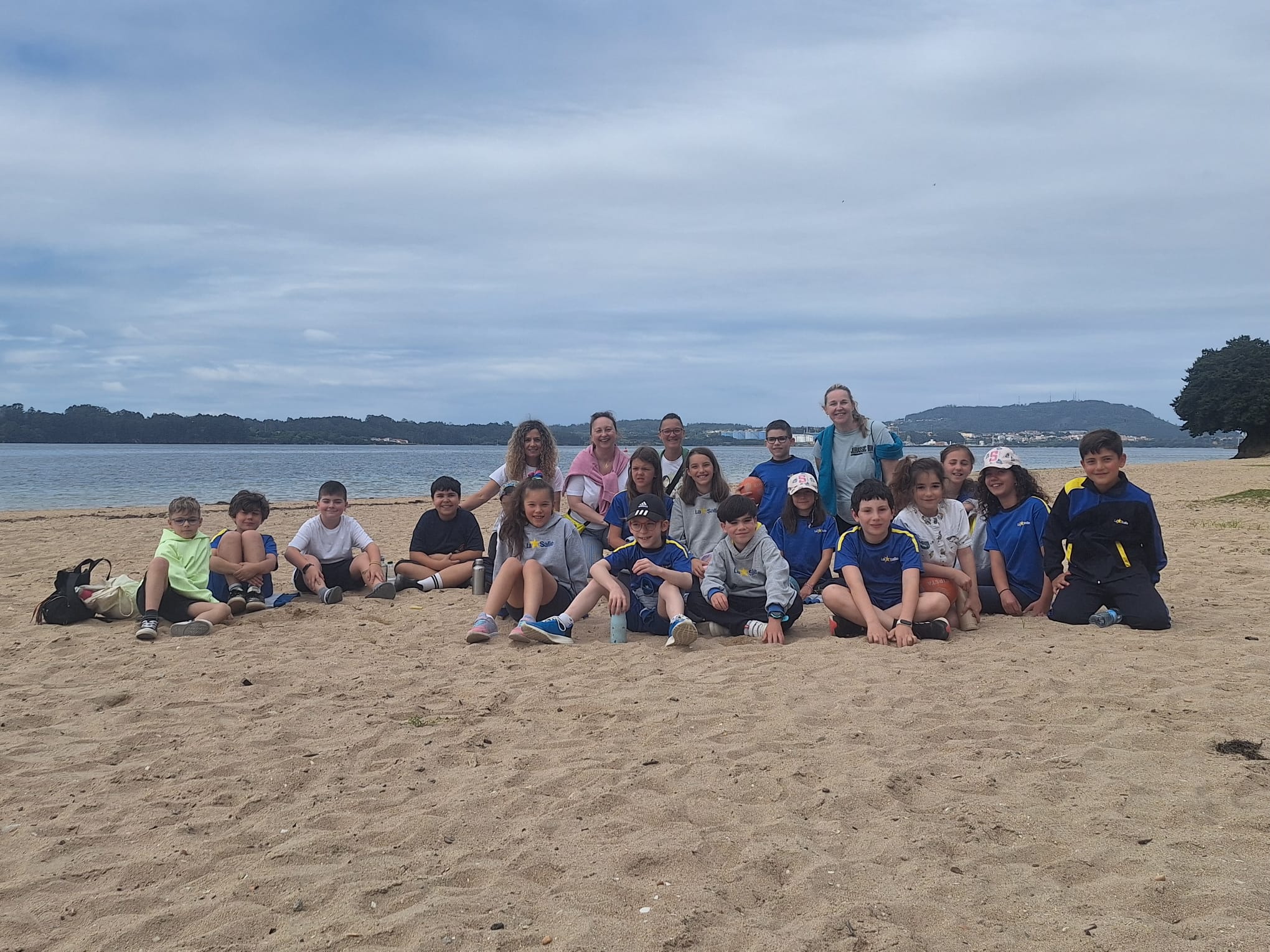 4º EP tiene una mañana inolvidable de juegos y compañerismo en la playa