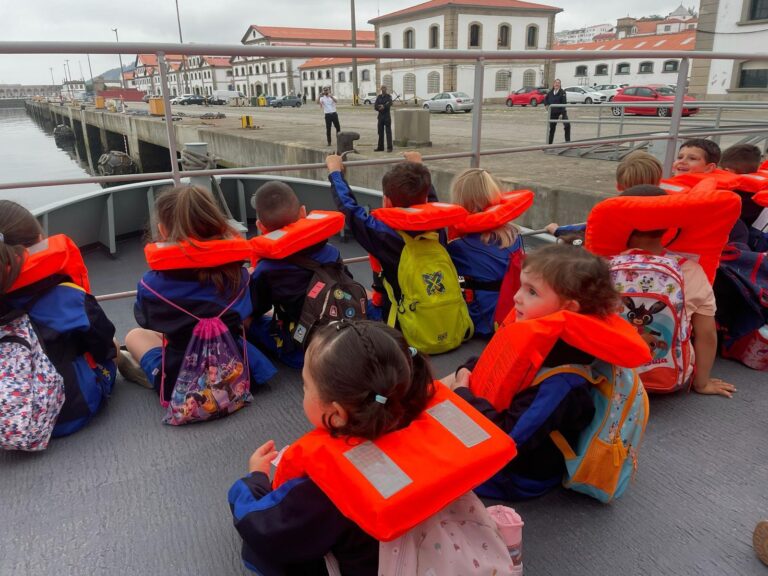 El alumnado de infantil vive una emocionante aventura a bordo de un remolcador de la Armada
