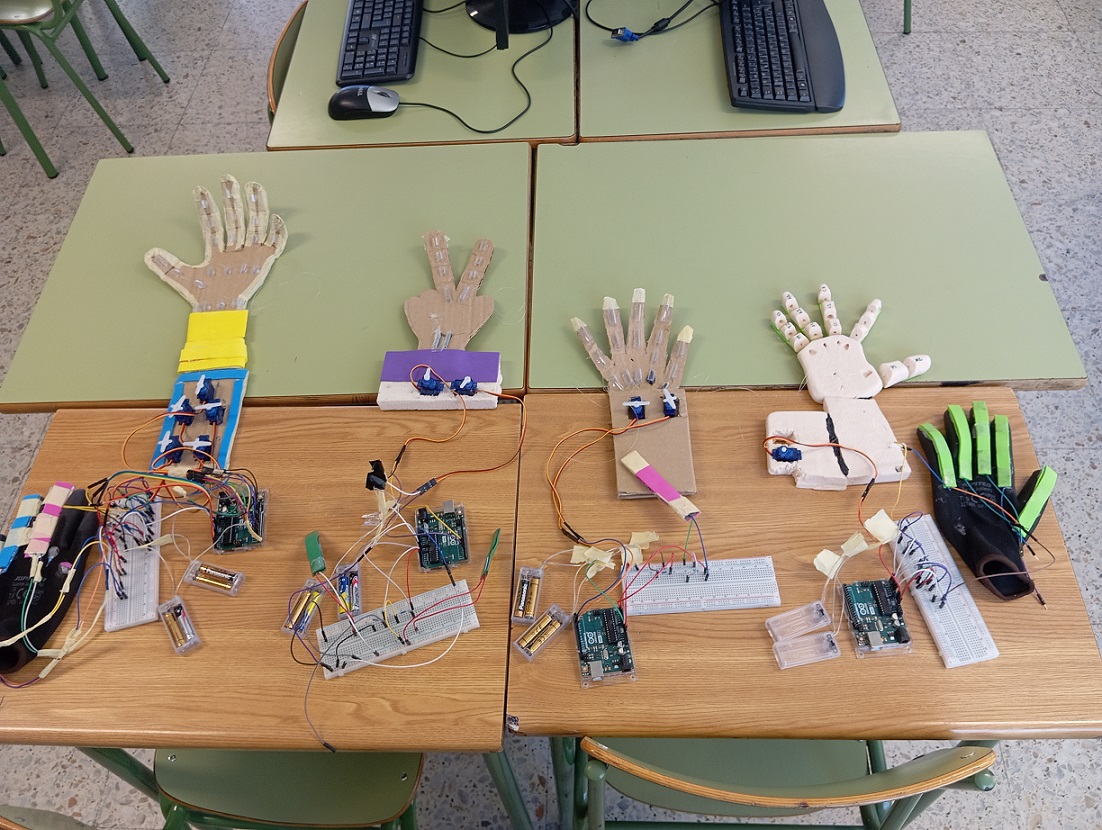 O alumnado de 4º ESO crea mans robóticas capaces de imitar movementos humanos