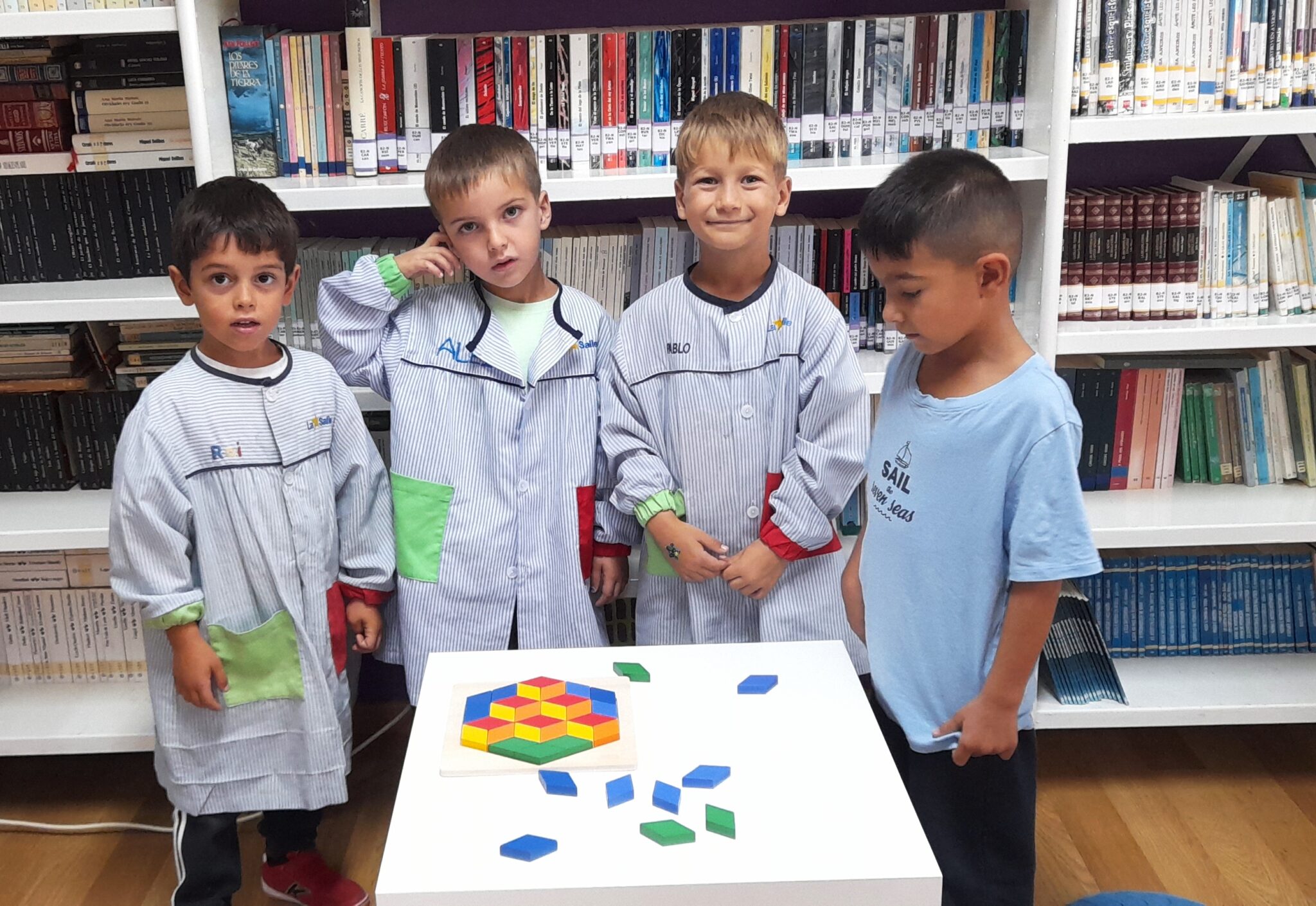 A biblioteca cobra vida con xogos, lectura e voluntariado
